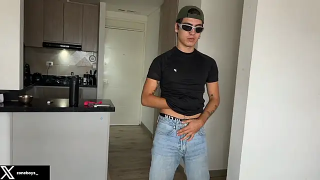 Snapshot of zoneboys chatting on 18, 12, 2025 zoneboys online show from 18, 12, 2025