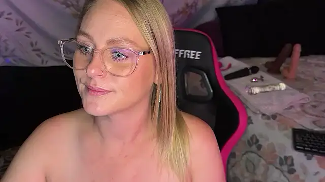 BossMomma0387 online show from 6, 11, 2025