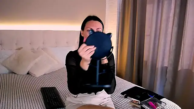 Snapshot of MonikaBelachi chatting on 6, 10, 2025 MonikaBelachi online show from 6, 10, 2025