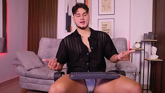 Snapshot of DaviesBrown chatting on 3, 10, 2025 DaviesBrown online show from 3, 10, 2025