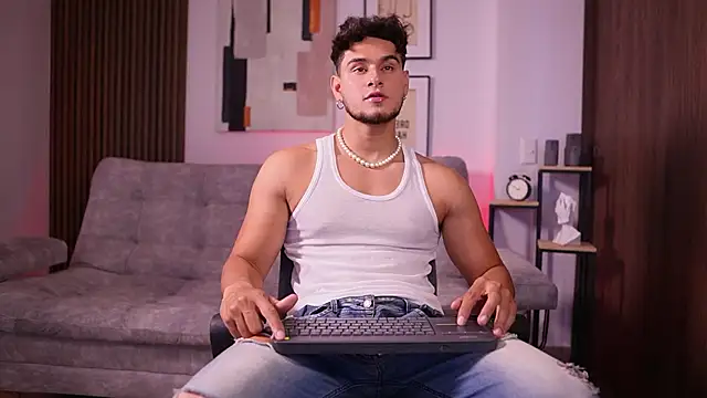 Snapshot of DaviesBrown chatting on 28, 10, 2025 DaviesBrown online show from 28, 10, 2025