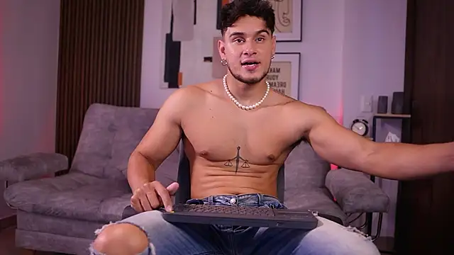 Snapshot of DaviesBrown chatting on 1, 11, 2025 DaviesBrown online show from 1, 11, 2025