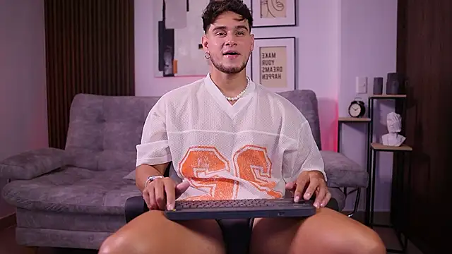 Snapshot of DaviesBrown chatting on 14, 11, 2025 DaviesBrown online show from 14, 11, 2025