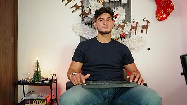 Snapshot of DaviesBrown chatting on 15, 11, 2025 DaviesBrown online show from 15, 11, 2025