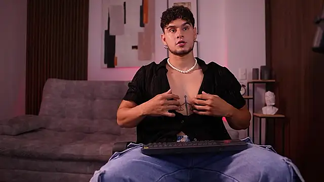 Snapshot of DaviesBrown chatting on 15, 12, 2025 DaviesBrown online show from 15, 12, 2025