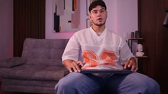 Snapshot of DaviesBrown chatting on 20, 12, 2025 DaviesBrown online show from 20, 12, 2025