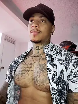 Snapshot of David_tatto1 chatting on 18, 10, 2025 David tatto1 online show from 18, 10, 2025