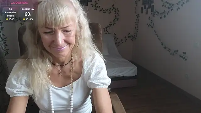 Laura Gol online show from 24, 10, 2025