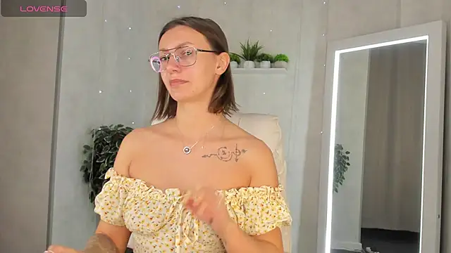 Snapshot of Elina_Gravess chatting on 8, 9, 2025 Elina Gravess online show from 8, 9, 2025