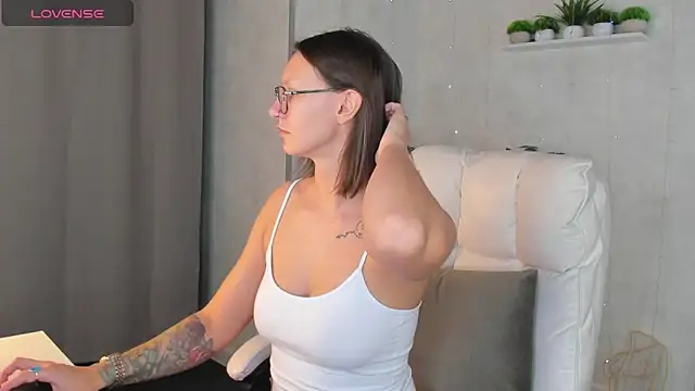 Snapshot of Elina_Gravess chatting on 7, 10, 2025 Elina Gravess online show from 7, 10, 2025