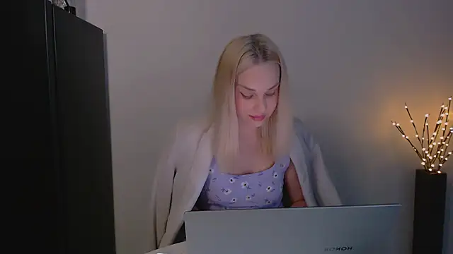 Snapshot of Lia_noo_regrets chatting on 8, 5, 2026 Lia noo regrets online show from 8, 5, 2026