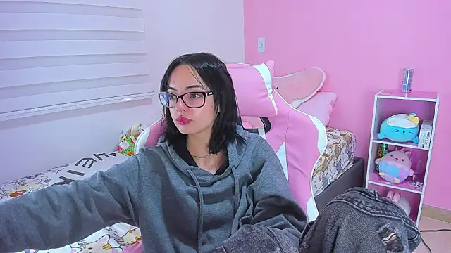 Snapshot of alexaa_fox chatting on 12, 11, 2025 alexaa fox online show from 12, 11, 2025