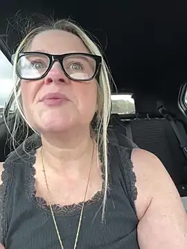 SuzieSub online show from 8, 4, 2026