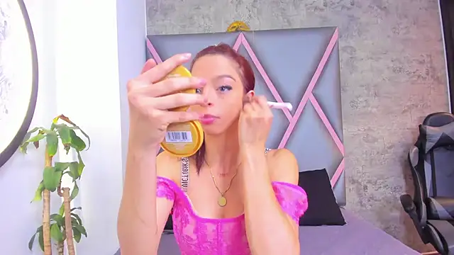 Snapshot of Quee_Sophine chatting on 17, 12, 2025 Quee Sophine online show from 17, 12, 2025