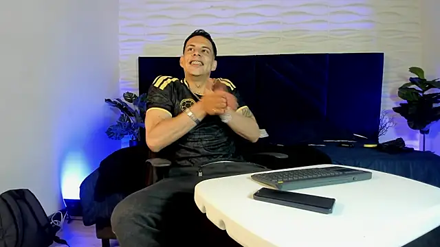 Snapshot of Dustin_Sonne chatting on 4, 7, 2026 Dustin Sonne online show from 4, 7, 2026