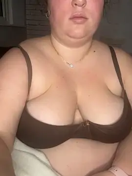 Snapshot of roxey-1997 chatting on 4, 12, 2025 roxey-1997 online show from 4, 12, 2025