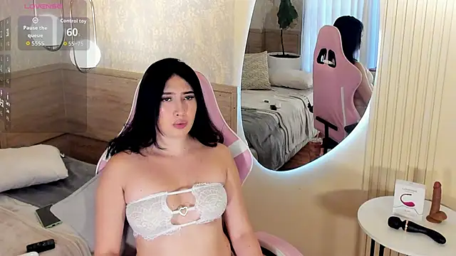 Skyyle  online show from 7, 10, 2025