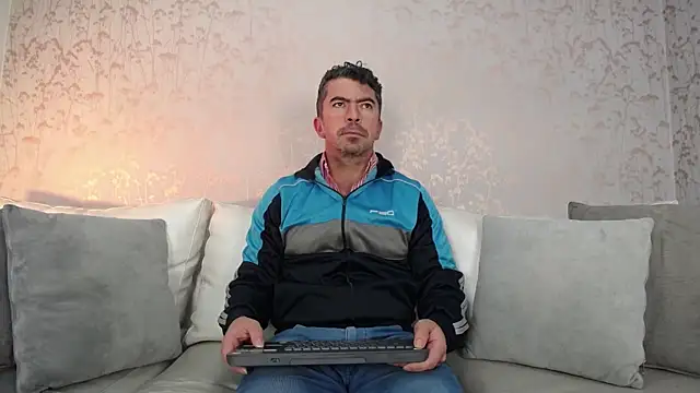 Snapshot of JuanKFit_45 chatting on 11, 11, 2025 JuanKFit 45 online show from 11, 11, 2025