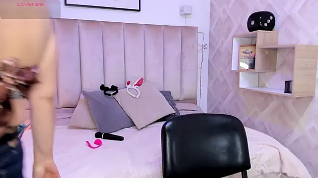 Clhoe Johnson online show from 28, 10, 2025