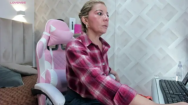 Clhoe Johnson online show from 5, 3, 2026