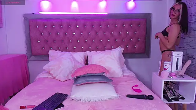 Snapshot of Bonn_Glow chatting on 18, 9, 2025 Bonn Glow online show from 18, 9, 2025