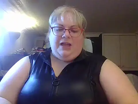 Kinkyhousewife83 online show from 23, 11, 2025