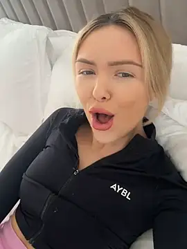 Snapshot of lolableux chatting on 1, 11, 2025 lolableux online show from 1, 11, 2025