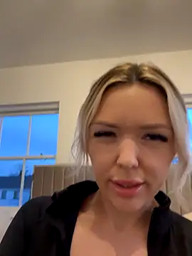 Snapshot of lolableux chatting on 2, 12, 2025 lolableux online show from 2, 12, 2025