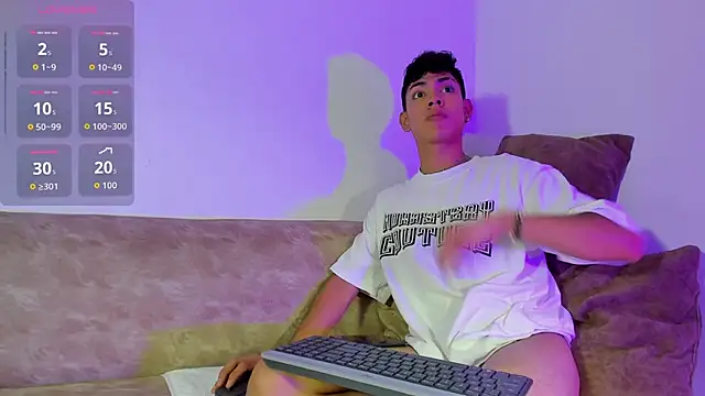 LoganTwink18 online show from 31, 10, 2025