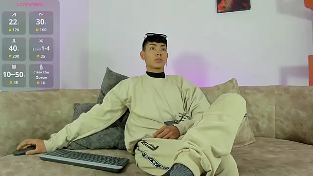 LoganTwink18 online show from 13, 11, 2025