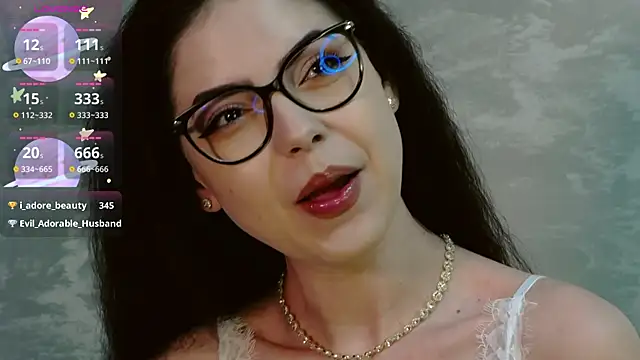 KaylaLewys online show from 8, 4, 2026