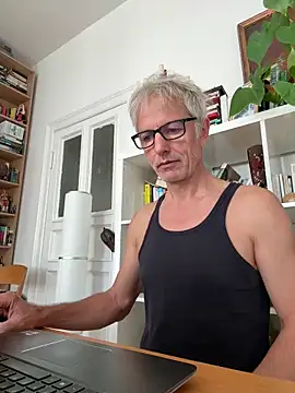 Snapshot of SexyLeon8 chatting on 15, 9, 2025 SexyLeon8 online show from 15, 9, 2025