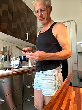 Snapshot of SexyLeon8 chatting on 21, 9, 2025 SexyLeon8 online show from 21, 9, 2025