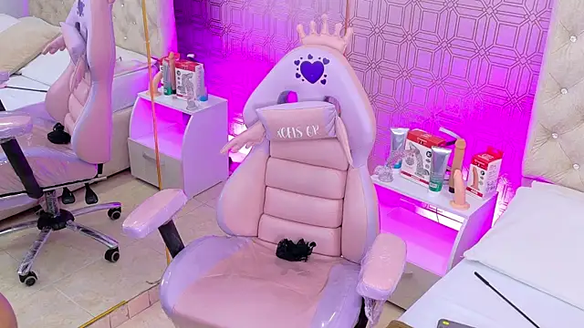 Snapshot of Becca_Grims chatting on 13, 11, 2025 Becca Grims online show from 13, 11, 2025