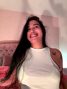 Bella  Wood online show from 26, 9, 2025