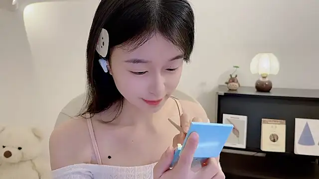 Onechestnut online show from 2, 12, 2025