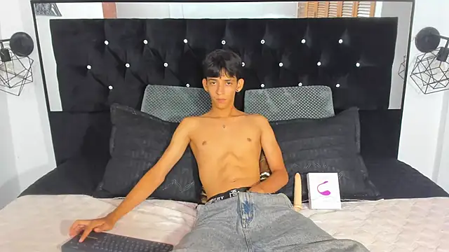 Snapshot of Sebas_cat chatting on 12, 10, 2025 Sebas cat online show from 12, 10, 2025