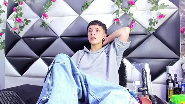 Snapshot of Megan_Thompson_ chatting on 28, 10, 2025 Megan Thompson  online show from 28, 10, 2025