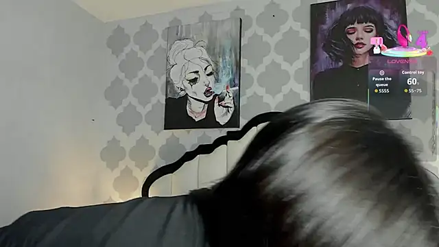 Snapshot of SarahMiler_ chatting on 27, 10, 2025 SarahMiler online show from 27, 10, 2025