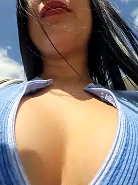 CrisMarulanda online show from 8, 9, 2025