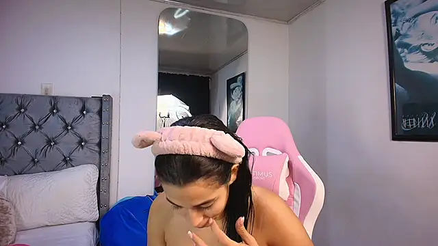 Snapshot of GraceWallace_ chatting on 15, 11, 2025 GraceWallace online show from 15, 11, 2025