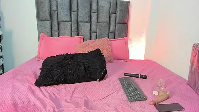 Esmeraldaa- online show from 2, 6, 2026