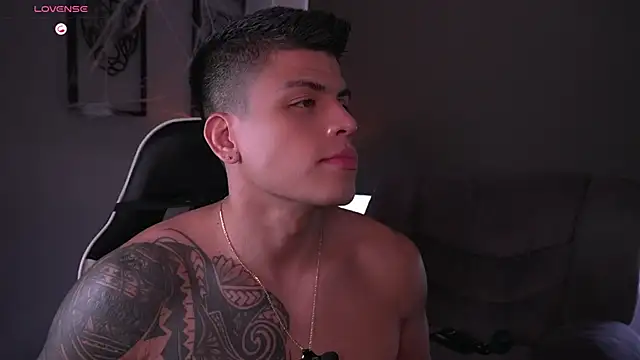 Snapshot of tyler_muscle1 chatting on 24, 10, 2025 tyler muscle1 online show from 24, 10, 2025