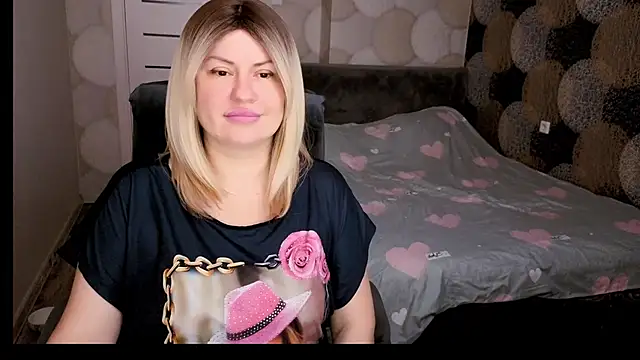 Snapshot of CrystallKiss chatting on 3, 10, 2025 CrystallKiss online show from 3, 10, 2025