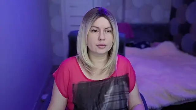 Snapshot of CrystallKiss chatting on 3, 10, 2025 CrystallKiss online show from 3, 10, 2025