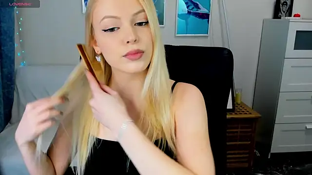 KatherineePierce online show from 19, 4, 2026