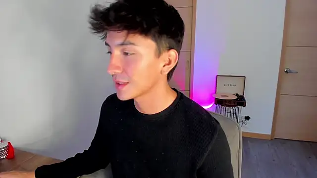 Snapshot of sweettaaron01 chatting on 2, 10, 2025 sweettaaron01 online show from 2, 10, 2025