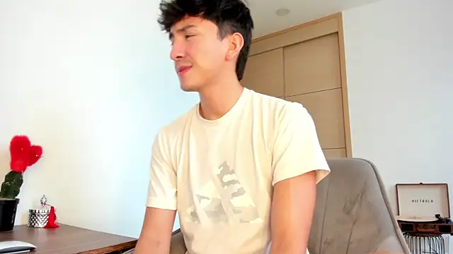 Snapshot of sweettaaron01 chatting on 4, 10, 2025 sweettaaron01 online show from 4, 10, 2025