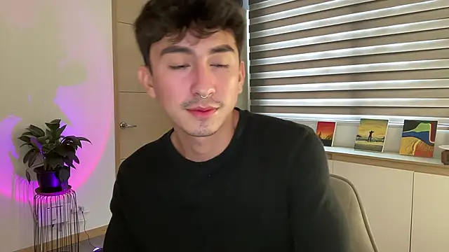 Snapshot of sweettaaron01 chatting on 8, 10, 2025 sweettaaron01 online show from 8, 10, 2025