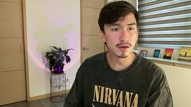 Snapshot of sweettaaron01 chatting on 25, 10, 2025 sweettaaron01 online show from 25, 10, 2025